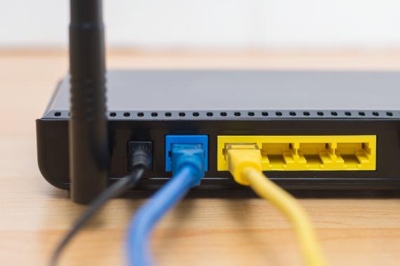 box internet de couleur noir avec câbles ethernet et RJ45 branchés dérrières