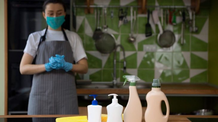 Nettoyage de dernière minute : produits essentiels à avoir sous la main